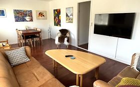 Cosy Apartment Near Beach, Marina & City Centre